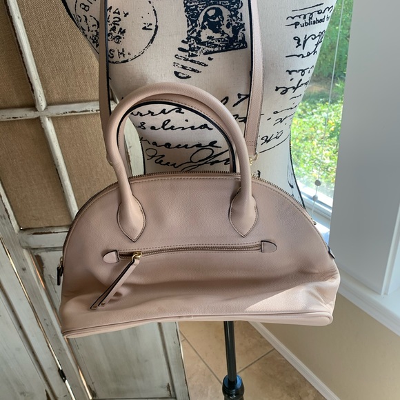 Express blush color shoulder bag . 3 inside pockets , one outside . Great shape - Picture 2 of 8